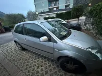 Usata Ford Fiesta Ghia 75 CV (55 kW) 2005 Grigio Utilitaria