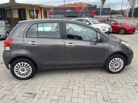 Usado Toyota Yaris Sol 69 CV (50 kW) 2011 Gris Utilitario