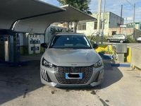 Usata Peugeot 208 Allure 101 CV (74 kW) 2024 Grigio Utilitaria