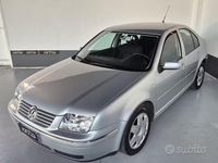 Usado VW Bora Highline 105 CV (77 kW) 2000 Gris Berlina