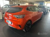 Usata Renault Clio V Techno 101 CV (74 kW) 2024 Arancione Berlina