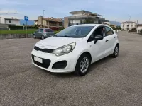 Usata Kia Rio 75 CV (55 kW) 2012 Bianco Berlina
