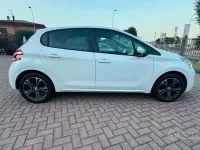 Usata Peugeot 208 Allure 75 CV (55 kW) 2015 Bianco Utilitaria