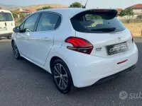 Usata Peugeot 208 Allure 100 CV (73 kW) 2015 Bianco Utilitaria