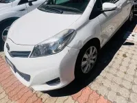 Usata Toyota Yaris Lounge 69 CV (50 kW) 2013 Bianco Utilitaria