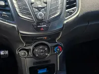 Usado Ford Fiesta 75 CV (55 kW) 2015 Blanco Utilitario