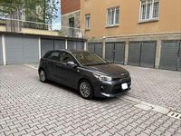 Usata Kia Rio 101 CV (74 kW) 2017 Grigio Berlina
