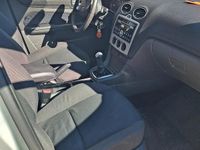 Usado Ford Focus 116 HP (85 kW) 2006 Cinzento Sedan