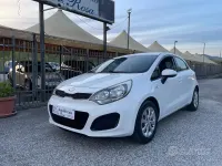 Usata Kia Rio 75 CV (55 kW) 2013 Bianco Berlina
