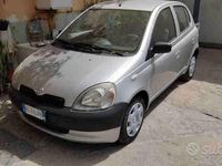 Begagnad Toyota Yaris 68 HK (50 kW) 2002 Grå Halvkombi