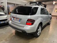 Usata Mercedes ML320 224 CV (164 kW) 2006 Grigio SUV