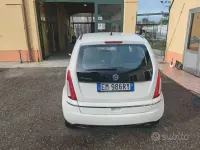 Usado Lancia Musa Gold 77 CV (56 kW) 2012 Blanco Monovolumen