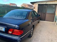 Usata Mercedes E220 Elegance 125 CV (91 kW) 1999 Blu Berlina
