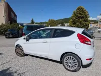 Usata Ford Fiesta Titanium 82 CV (60 kW) 2009 Bianco Berlina