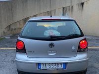 Usado VW Polo 94 CV (69 kW) 2006 Gris Utilitario