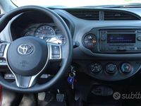Usata Toyota Yaris Cool 72 CV (52 kW) 2019 Rosso Berlina