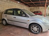 Usata Ford Fiesta Zetec 68 CV (50 kW) 2004 Grigio Utilitaria