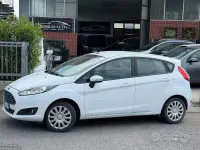 Usata Ford Fiesta 60 CV (44 kW) 2015 Bianco Utilitaria