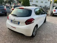 Usata Peugeot 208 Active 82 CV (60 kW) 2018 Bianco Utilitaria
