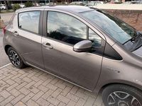 Usata Toyota Yaris Hybrid Active 75 CV (55 kW) 2015 Marrone Berlina
