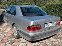 Usata Mercedes E270 Elegance 170 CV (125 kW) 2000 Argento Berlina