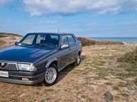 Usata Alfa Romeo 75 148 CV (108 kW) 1988 Grigio Berlina