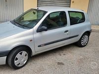Usata Renault Clio II 58 CV (42 kW) 1999 Grigio Berlina