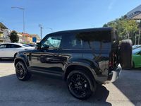 Usata Land Rover Defender SE 200 CV (147 kW) 2023 Nero Station wagon