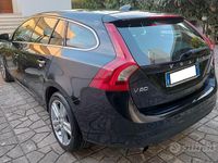 Usata Volvo V60 Momentum 163 CV (119 kW) 2012 Nero Station wagon