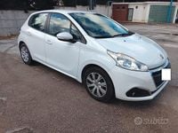 Begagnad Peugeot 208 Allure 75 HK (55 kW) 2018 Vit Halvkombi