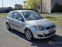 Usado Ford Fiesta Ghia 68 HP (50 kW) 2006 Cinzento Citadino