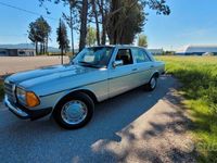 Usata Mercedes 200 109 CV (80 kW) 1983 Grigio Berlina