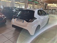 Usata Toyota Yaris Hybrid Active 92 CV (67 kW) 2024 Bianco pastello Berlina