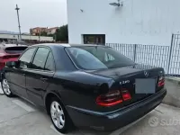 Usata Mercedes E220 143 CV (105 kW) 2001 Bluazzurro Berlina