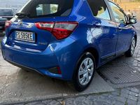 Usata Toyota Yaris Hybrid Active 73 CV (53 kW) 2018 Blu Berlina