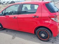 Usata Toyota Yaris 65 CV (47 kW) 2012 Rosso Utilitaria