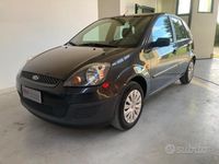 Usata Ford Fiesta Ghia 67 CV (49 kW) 2006 Grigio Berlina