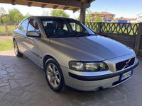 Usata Volvo S60 140 CV (102 kW) 2002 Argento Berlina