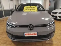 Usata VW Golf VIII Life 110 CV (80 kW) 2022 Moonstone grey / metallizzato Berlina