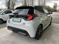 Usata Toyota Yaris Hybrid Sport 131 CV (96 kW) 2024 Grigio Berlina