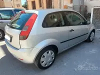 Usata Ford Fiesta Zetec 80 CV (58 kW) 2004 Grigio Utilitaria
