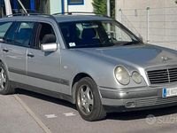 Begagnad Mercedes E200 1999 Grå Kombi