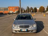 Usata Mercedes E220 150 CV (110 kW) 2004 Grigio Berlina