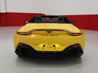 Usata Aston Martin V8 Vantage 510 CV (375 kW) 2023 Giallo Cabrio