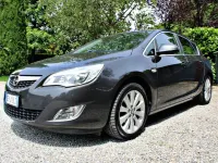 Usata Opel Astra Cosmo 100 CV (73 kW) 2012 Argento Berlina