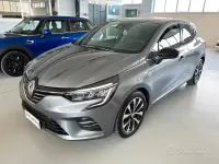 Usata Renault Clio V Techno 101 CV (74 kW) 2023 Grigio scisto Berlina