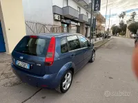 Usata Ford Fiesta 90 CV (66 kW) 2005 Bluazzurro Utilitaria