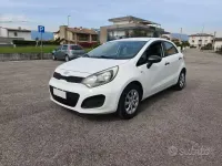 Usata Kia Rio 75 CV (55 kW) 2012 Bianco Utilitaria