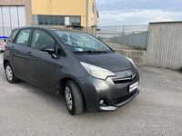 Usata Toyota Verso-S Style 122 CV (89 kW) 2012 Grigio Monovolume