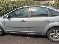 Begagnad Ford Focus 115 HK (84 kW) 2005 Grå Sedan